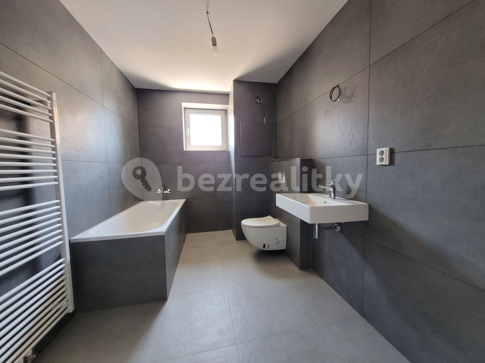 2 bedroom with open-plan kitchen flat for sale, 104 m², Hlavní, Sulice, Středočeský Region