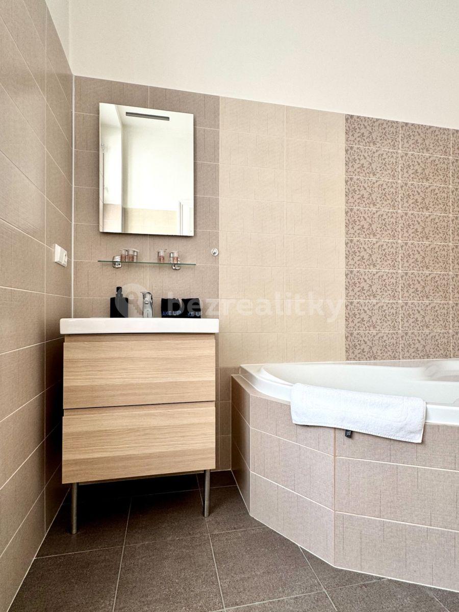 4 bedroom flat to rent, 133 m², Španělská, Prague, Prague