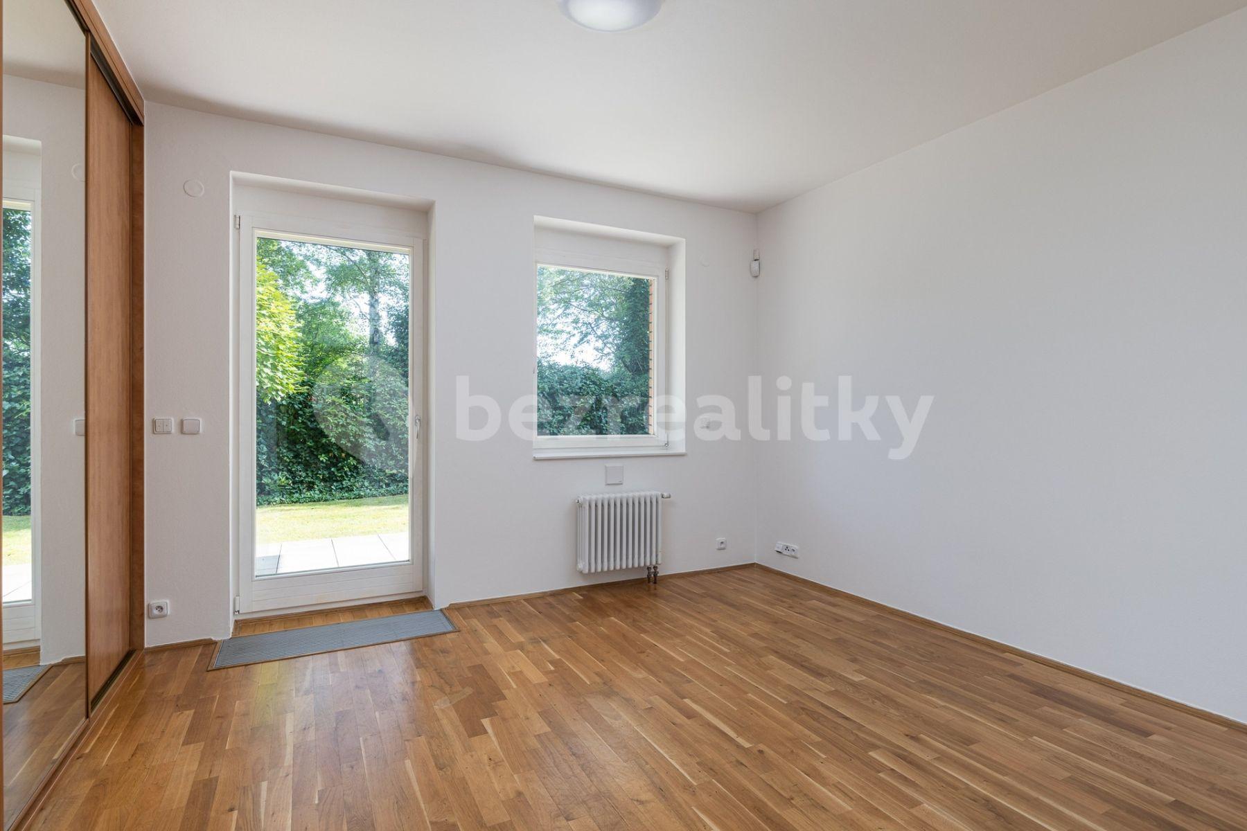 3 bedroom with open-plan kitchen flat to rent, 142 m², U kříže, Prague, Prague