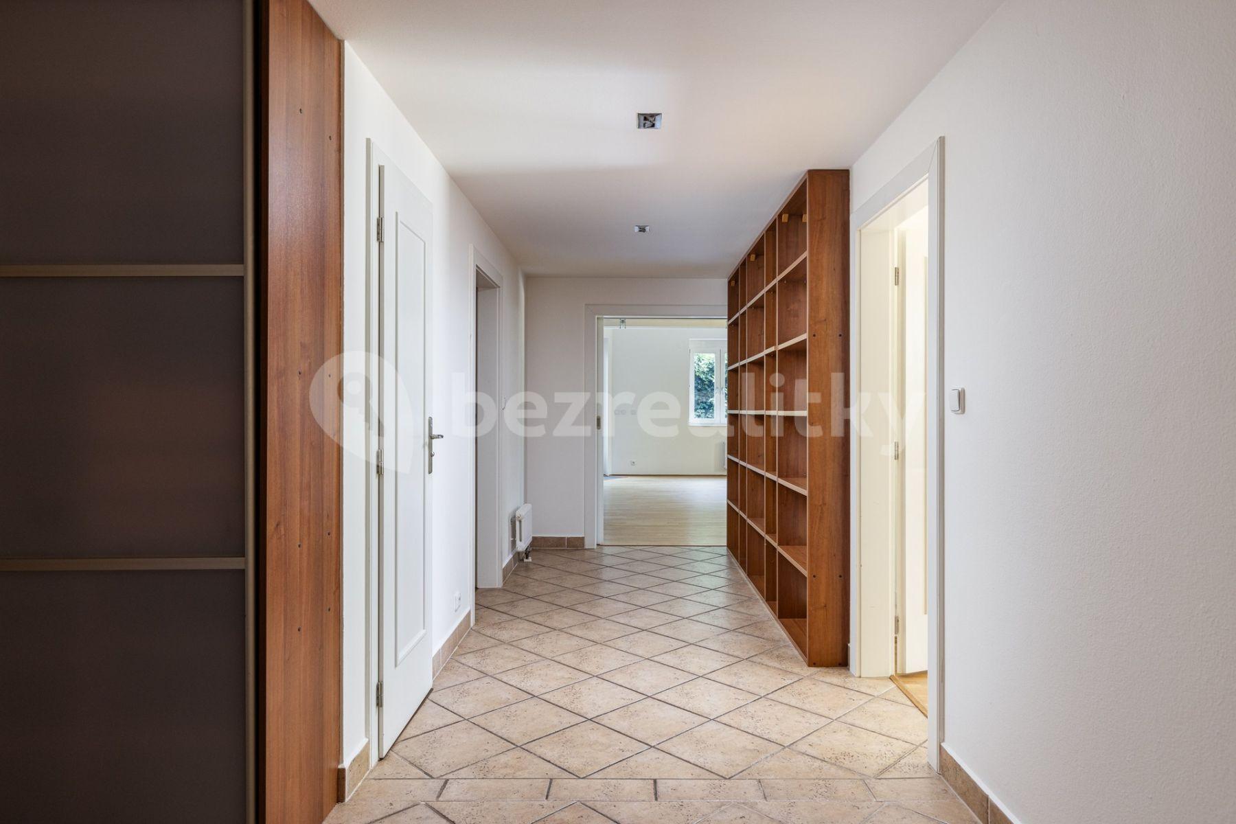 3 bedroom with open-plan kitchen flat to rent, 142 m², U kříže, Prague, Prague