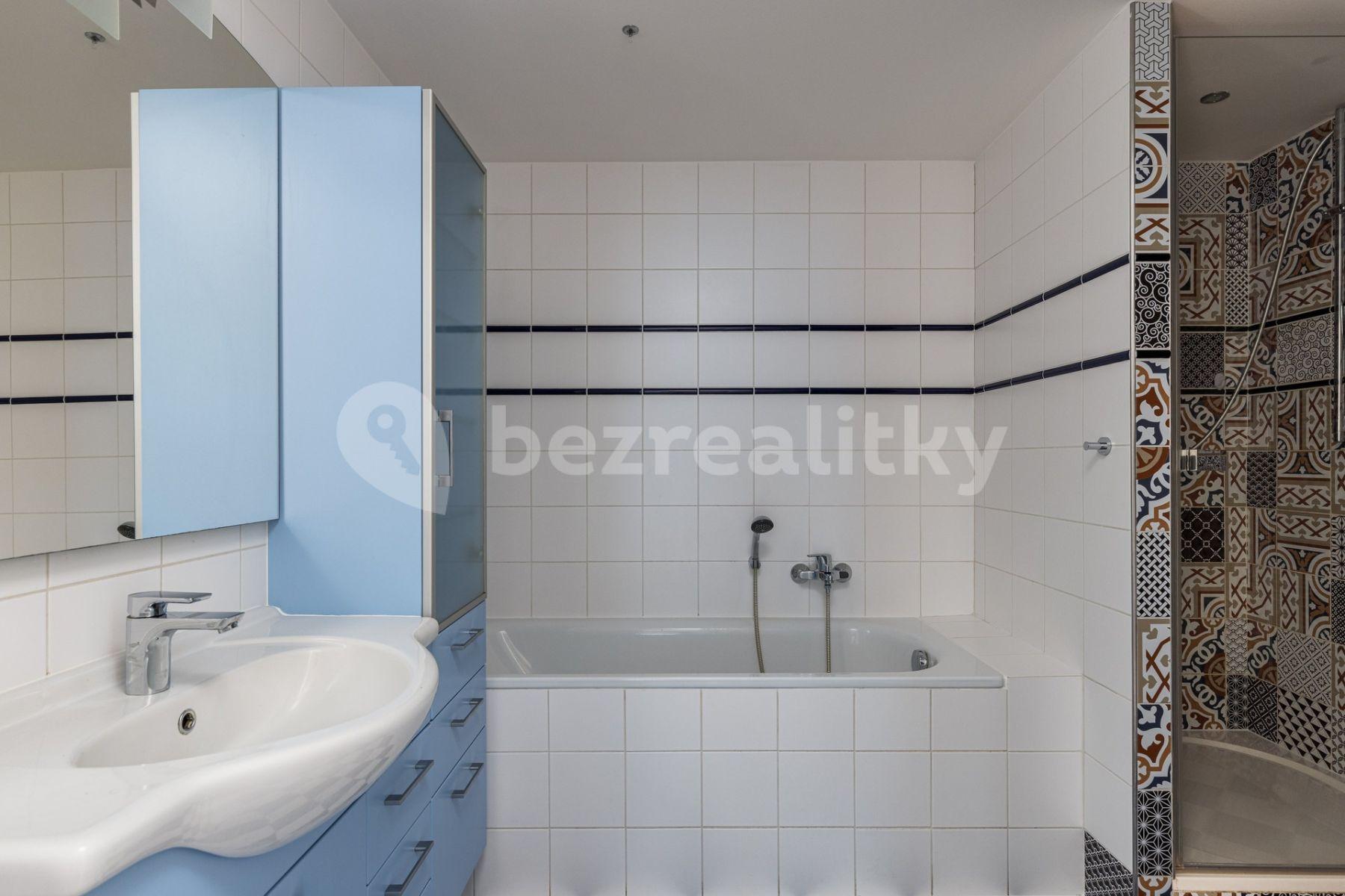 3 bedroom with open-plan kitchen flat to rent, 142 m², U kříže, Prague, Prague