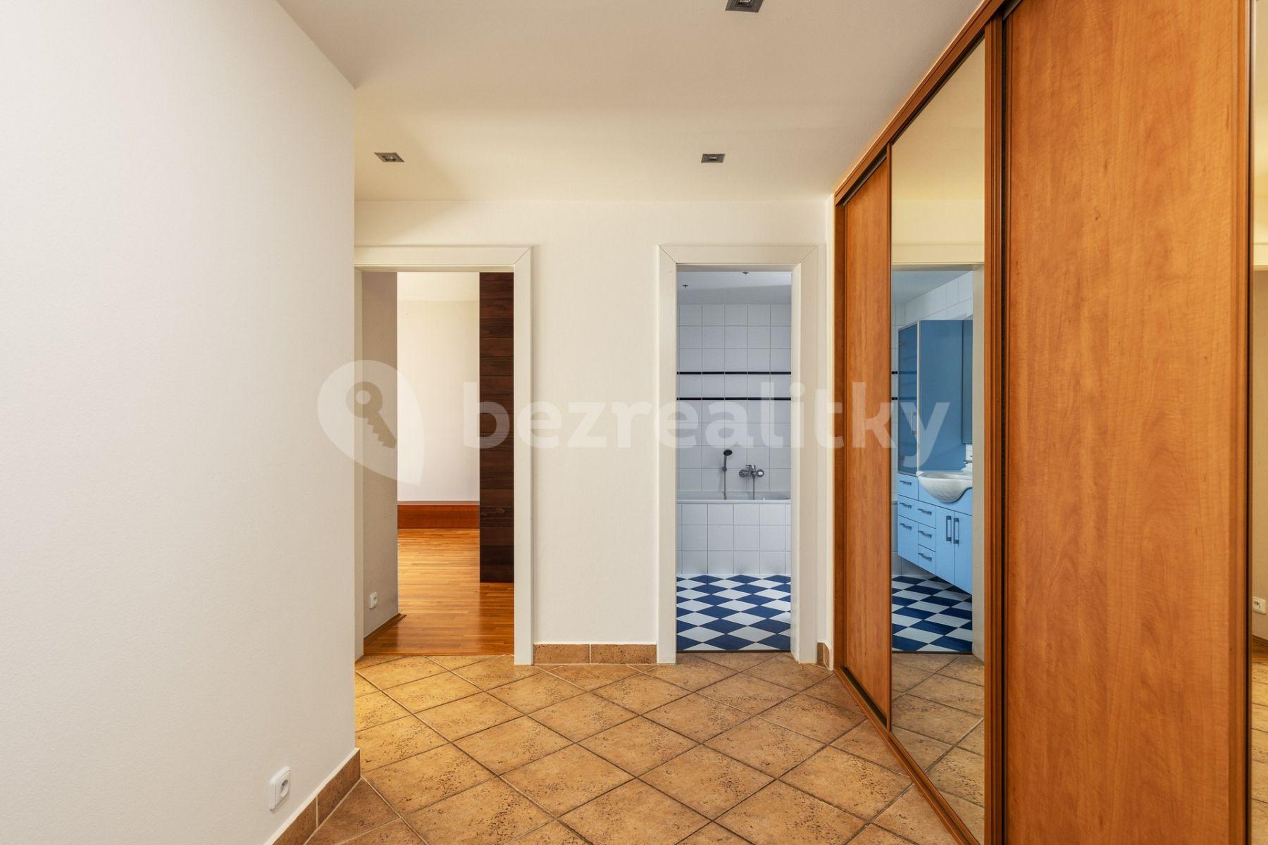 3 bedroom with open-plan kitchen flat to rent, 142 m², U kříže, Prague, Prague