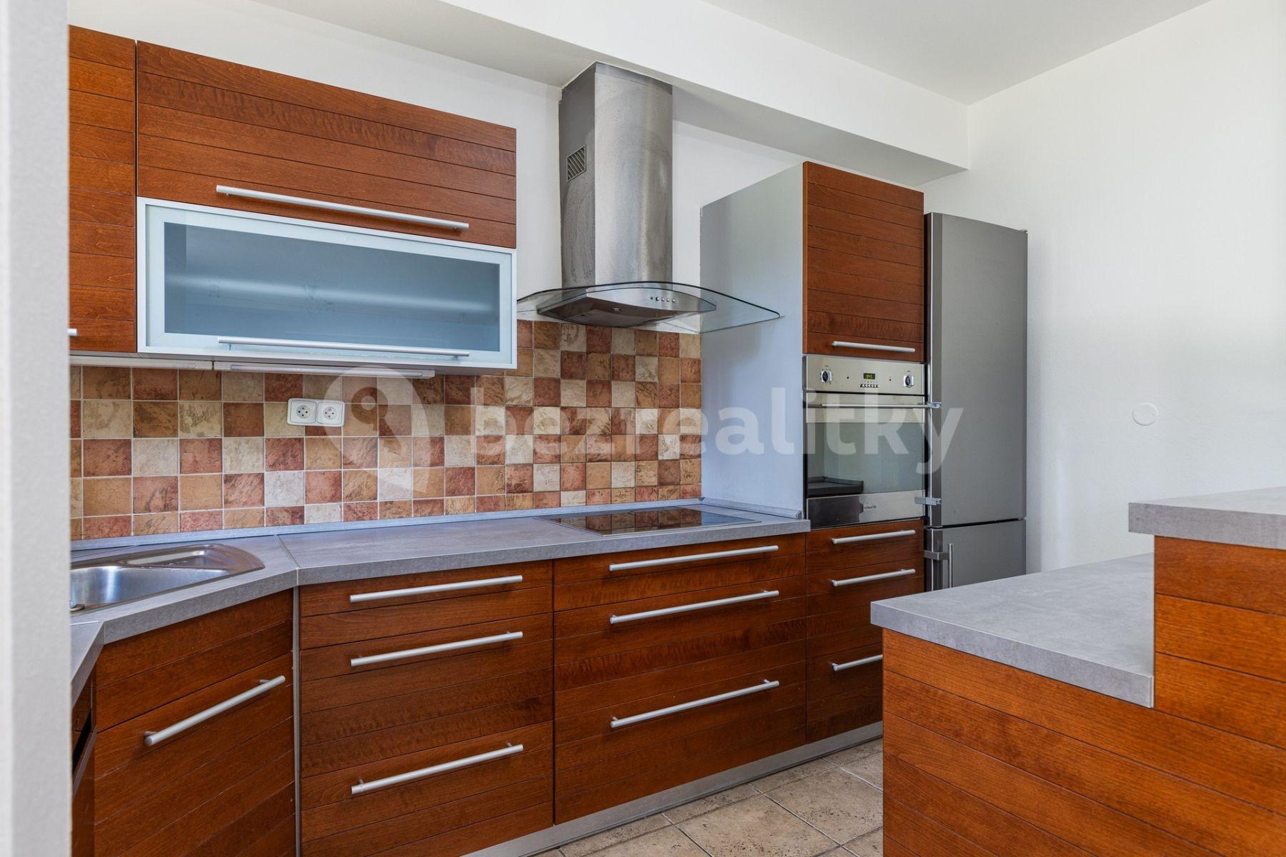 3 bedroom with open-plan kitchen flat to rent, 142 m², U kříže, Prague, Prague