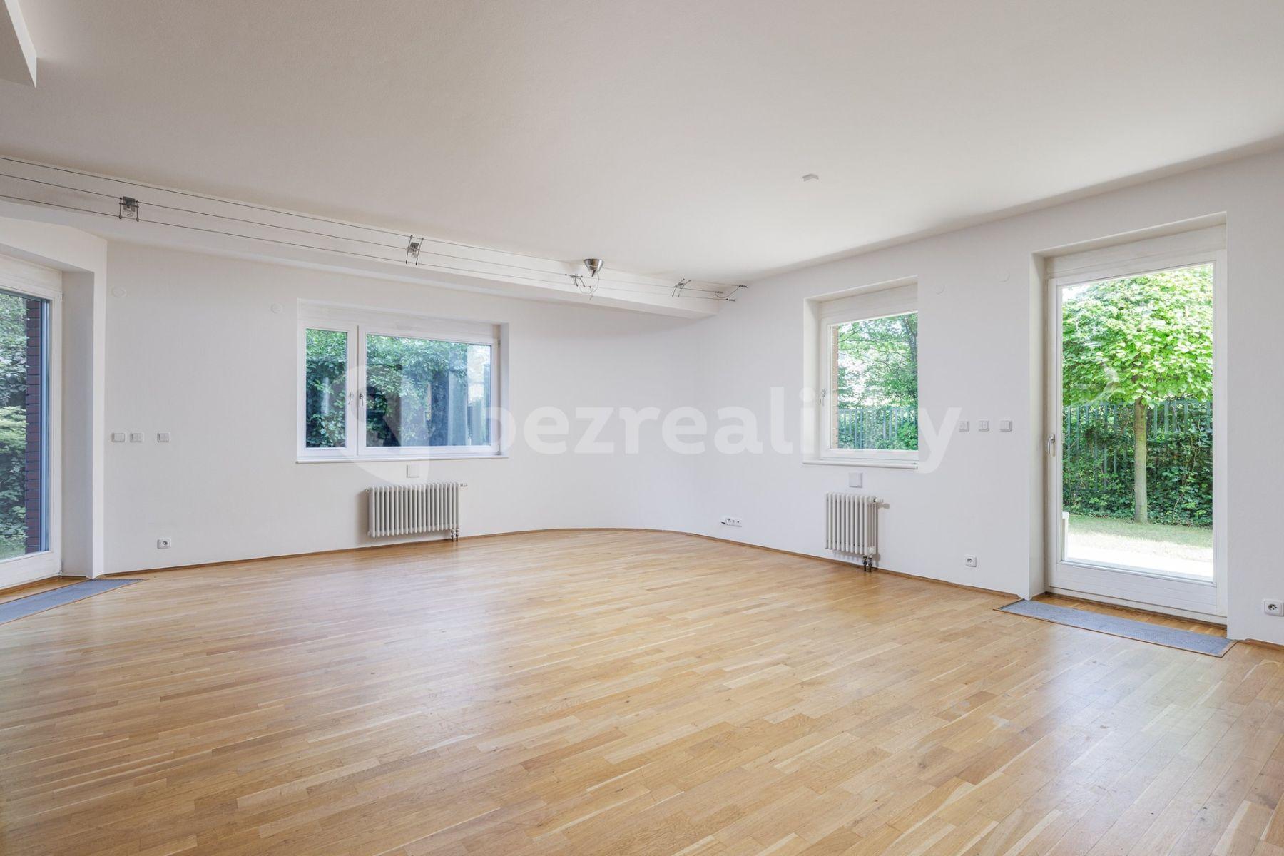 3 bedroom with open-plan kitchen flat to rent, 142 m², U kříže, Prague, Prague