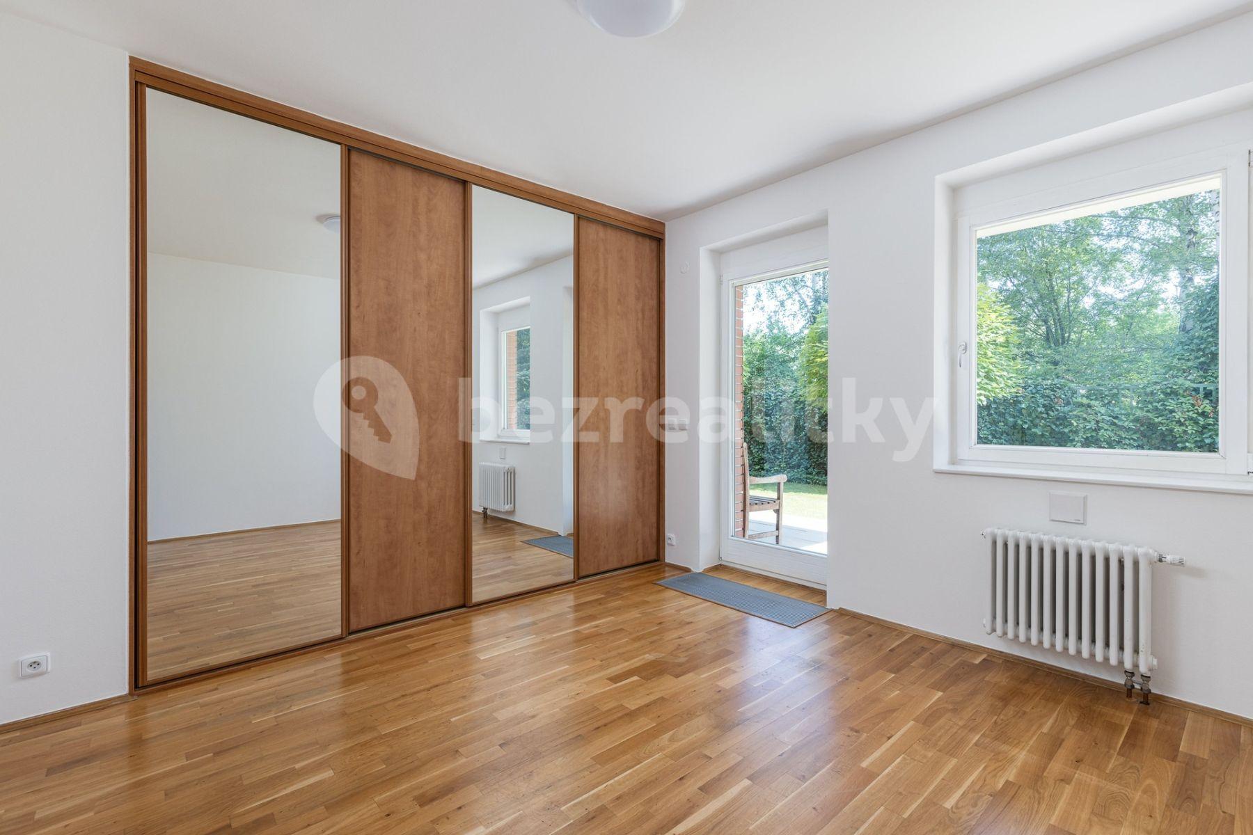 3 bedroom with open-plan kitchen flat to rent, 142 m², U kříže, Prague, Prague