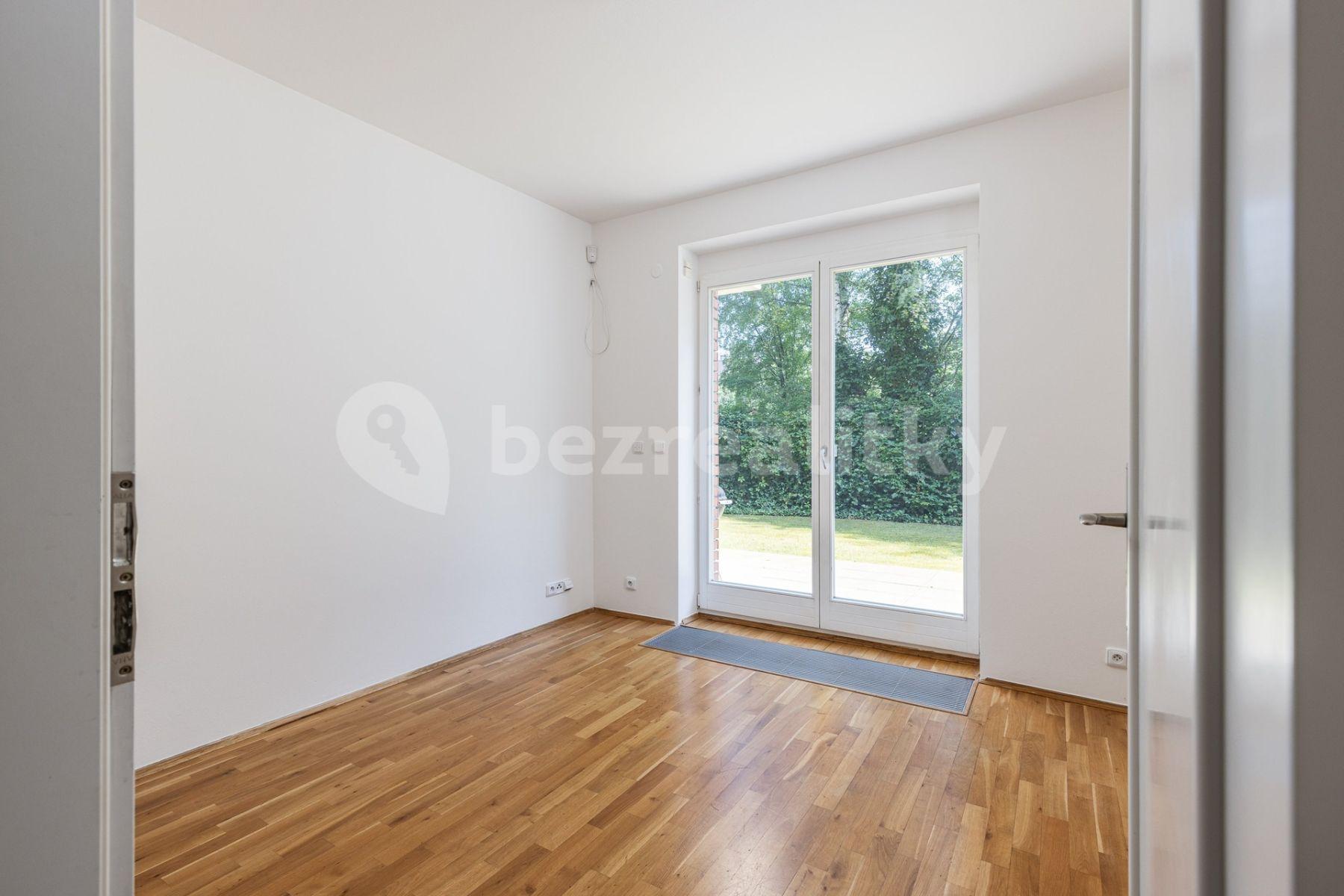 3 bedroom with open-plan kitchen flat to rent, 142 m², U kříže, Prague, Prague