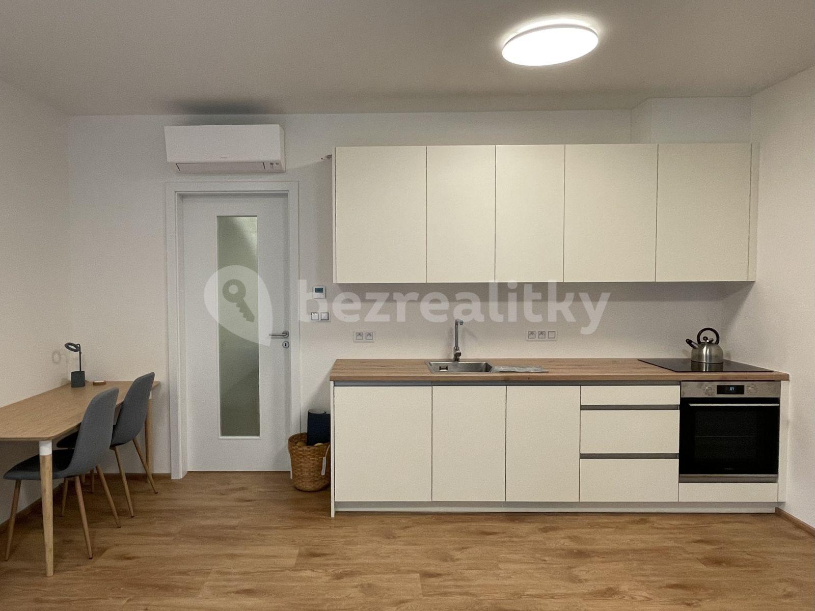 Studio flat to rent, 33 m², Lučištníků, Prague, Prague