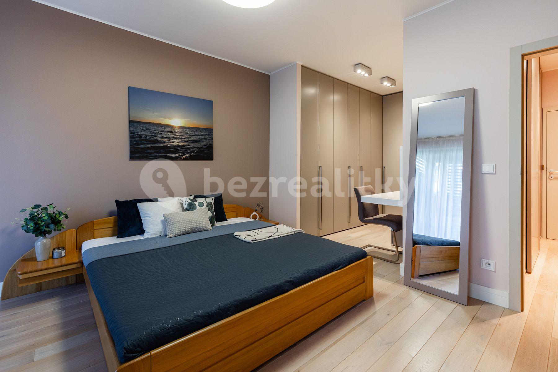 3 bedroom with open-plan kitchen flat for sale, 112 m², Mezilehlá, Prague, Prague