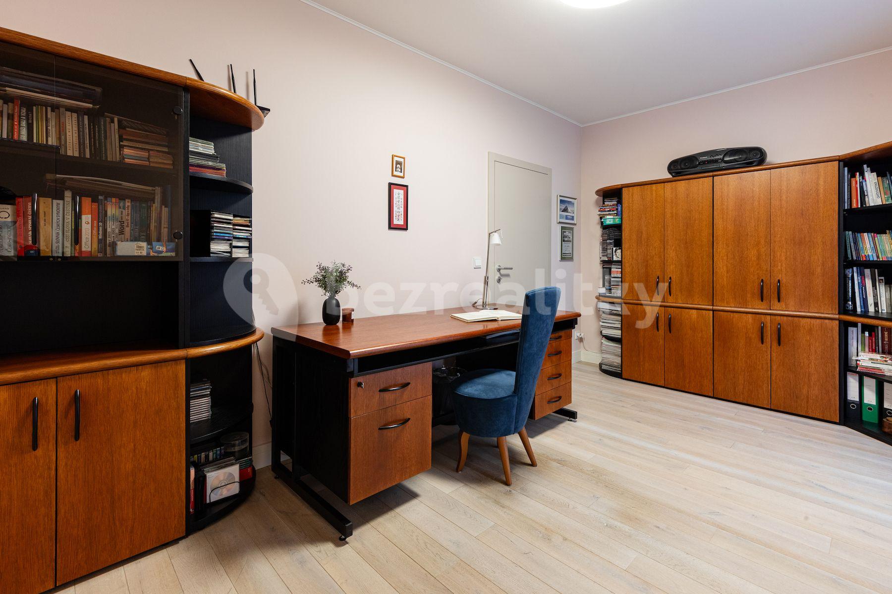 3 bedroom with open-plan kitchen flat for sale, 112 m², Mezilehlá, Prague, Prague