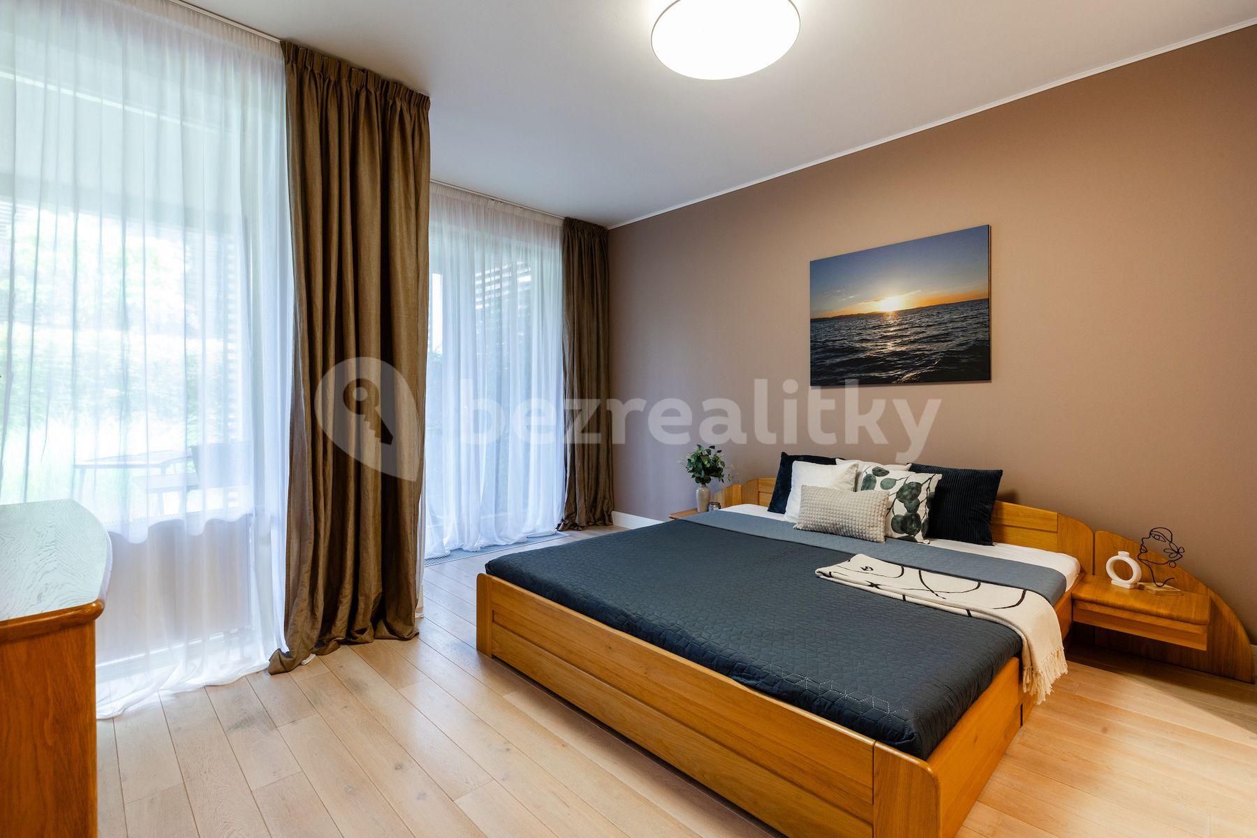 3 bedroom with open-plan kitchen flat for sale, 112 m², Mezilehlá, Prague, Prague