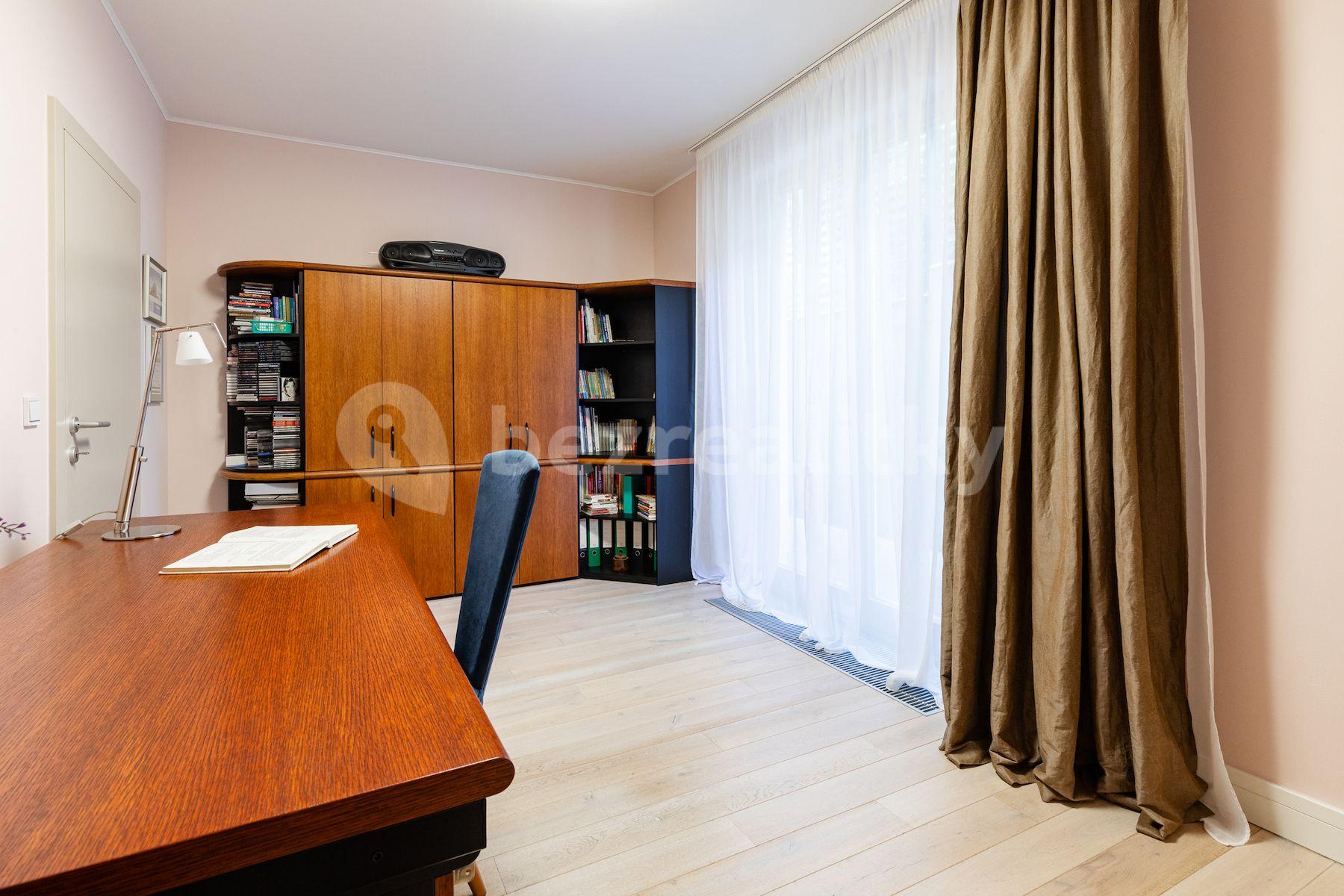 3 bedroom with open-plan kitchen flat for sale, 112 m², Mezilehlá, Prague, Prague