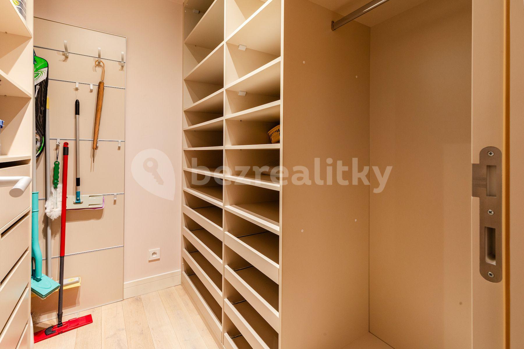 3 bedroom with open-plan kitchen flat for sale, 112 m², Mezilehlá, Prague, Prague