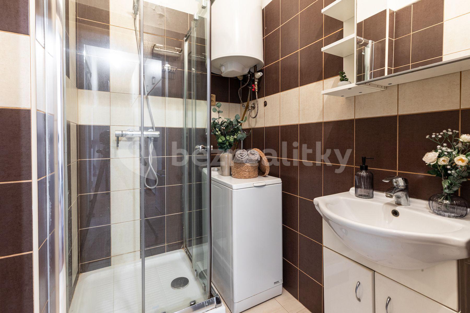 2 bedroom flat for sale, 53 m², Komunardů, Prague, Prague