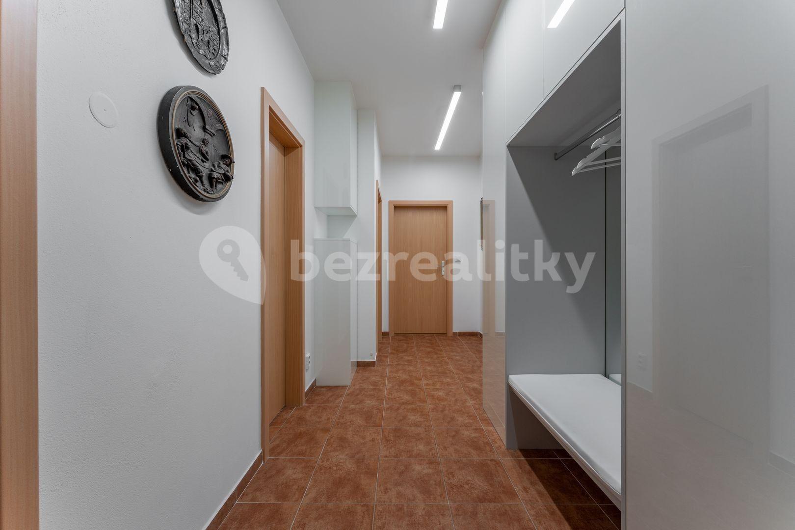 2 bedroom with open-plan kitchen flat to rent, 93 m², Malkovského, Prague, Prague