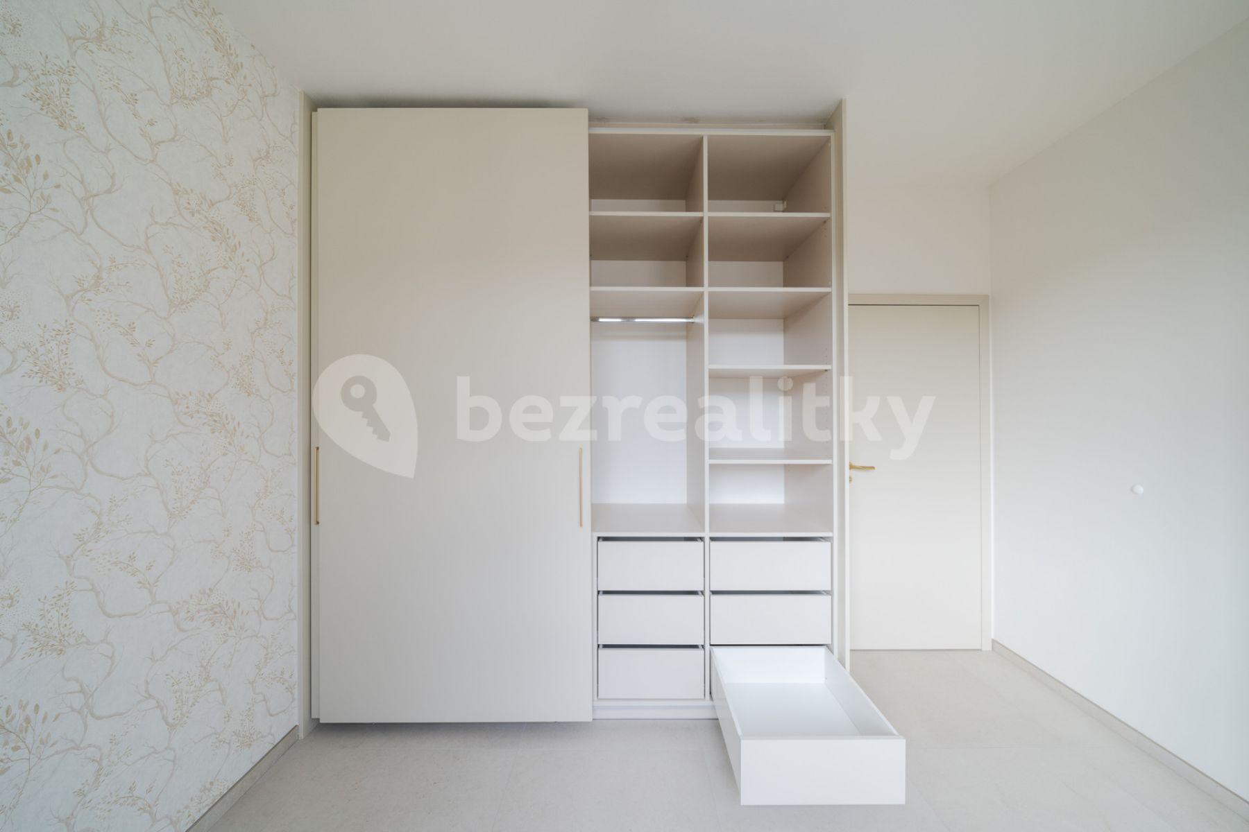 2 bedroom with open-plan kitchen flat to rent, 72 m², Kolínská, Prague, Prague