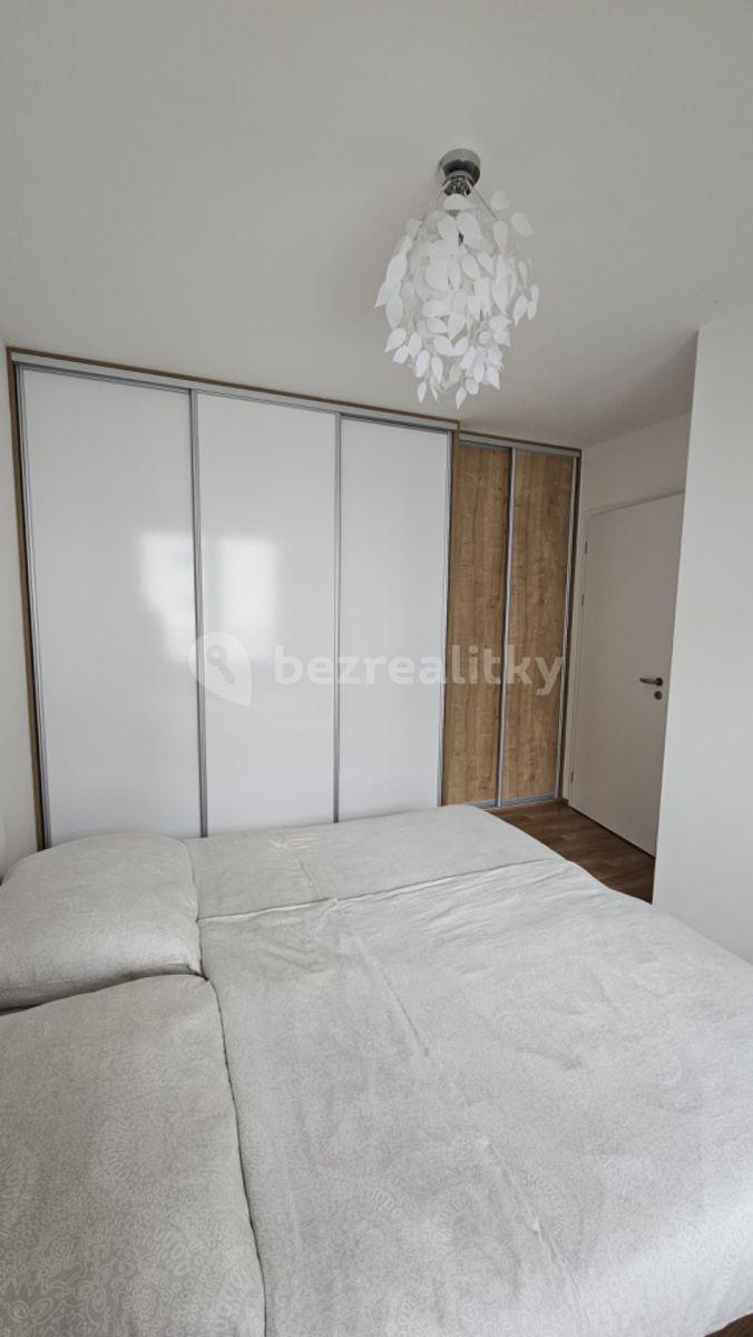 1 bedroom with open-plan kitchen flat to rent, 45 m², Bratranců Veverkových, Pardubice, Pardubický Region