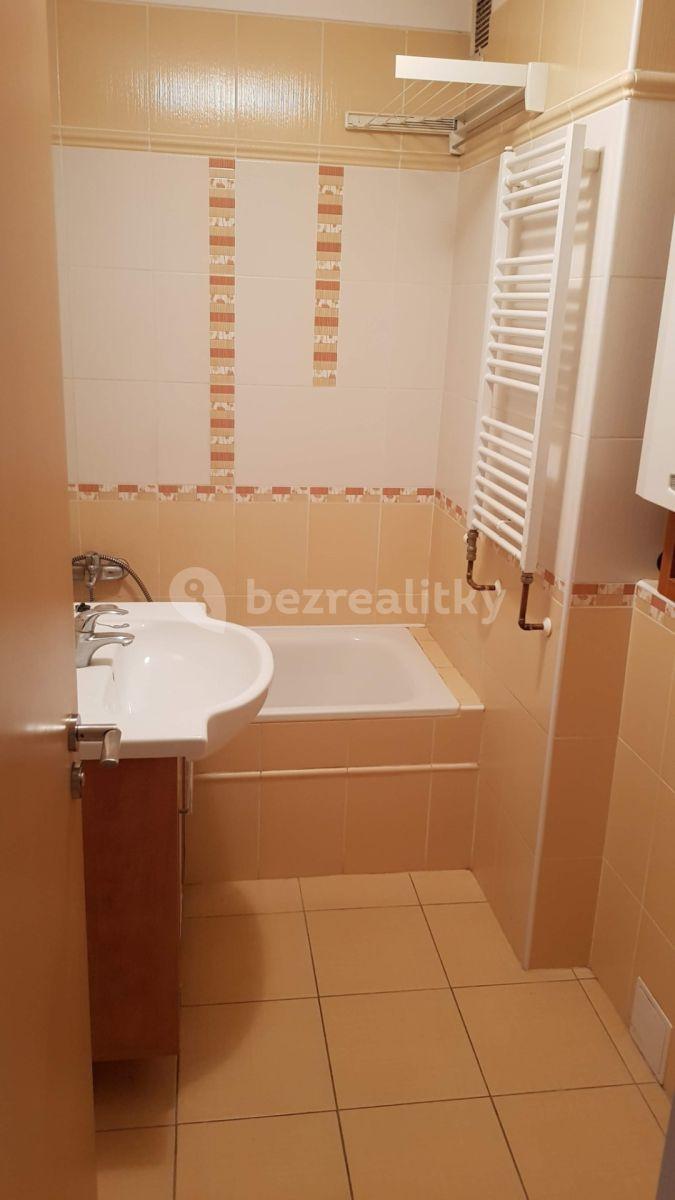 3 bedroom flat to rent, 72 m², Boháčova, Pardubice, Pardubický Region