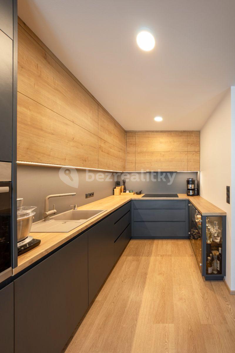 2 bedroom with open-plan kitchen flat for sale, 67 m², Petržílkova, Prague, Prague