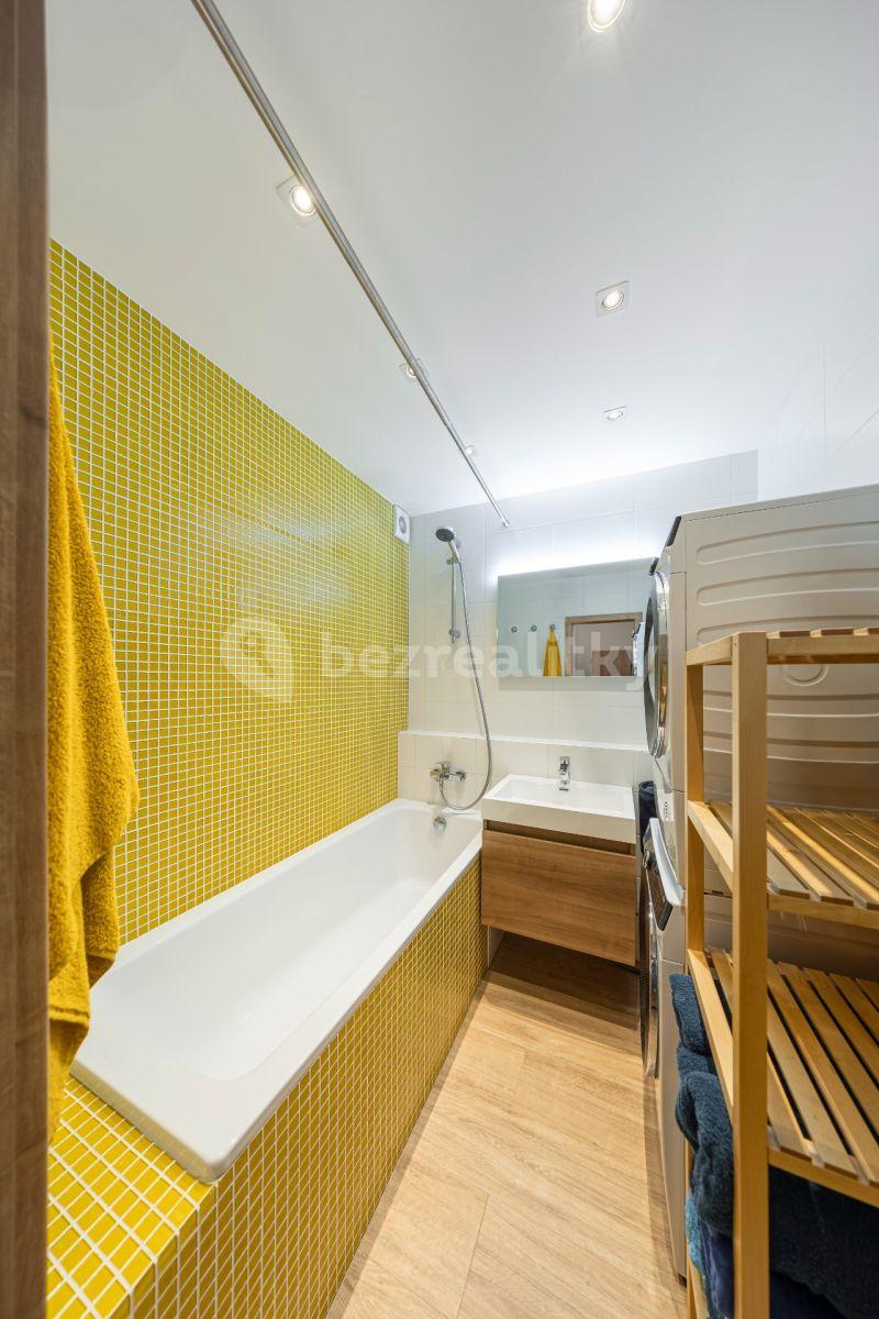 2 bedroom with open-plan kitchen flat for sale, 67 m², Petržílkova, Prague, Prague