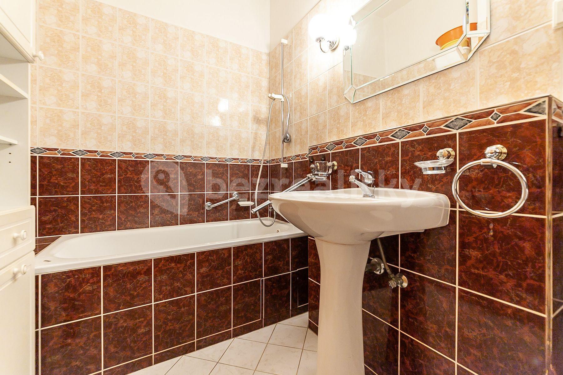 2 bedroom flat for sale, 61 m², Křižíkova, Prague, Prague