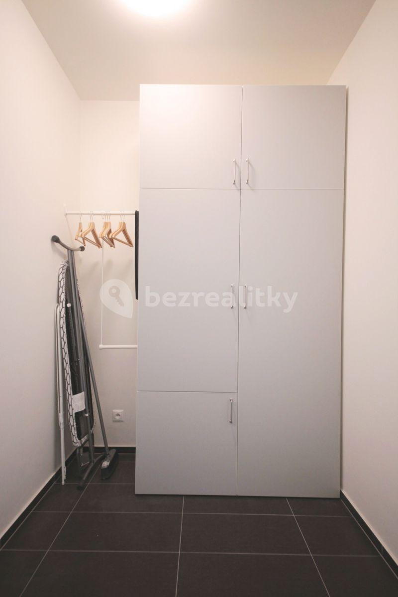 Studio flat to rent, 39 m², Pod Stolovou Horou, Prague, Prague