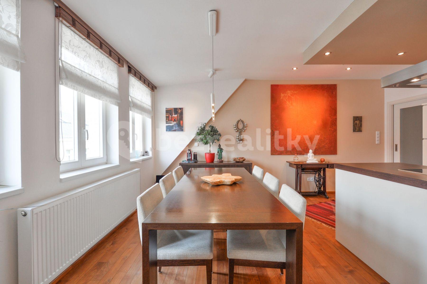 1 bedroom with open-plan kitchen flat to rent, 78 m², Varšavská, Prague, Prague