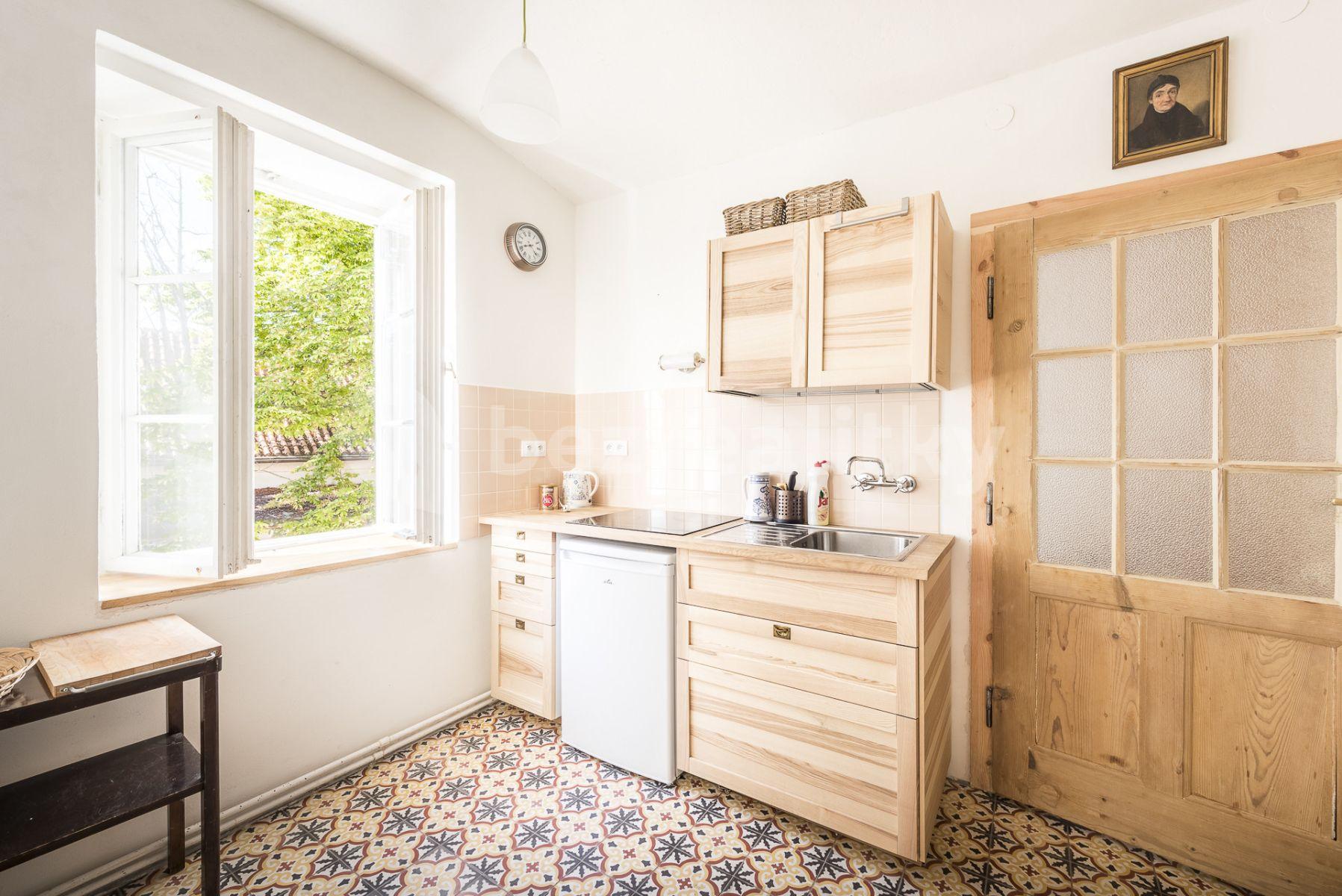 2 bedroom flat to rent, 56 m², U Lužického semináře, Prague, Prague