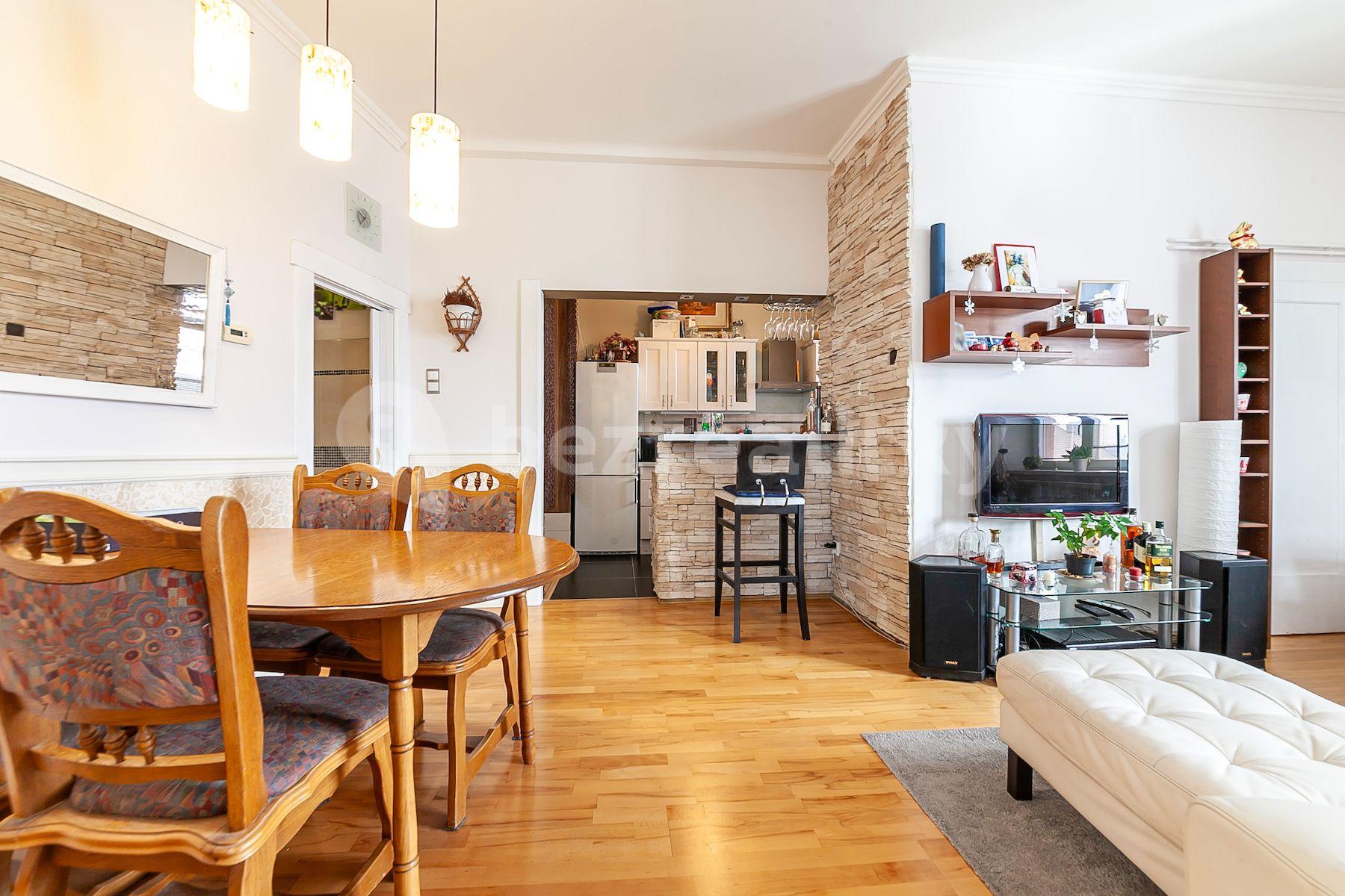 2 bedroom with open-plan kitchen flat for sale, 71 m², U Vinohradské nemocnice, Prague, Prague