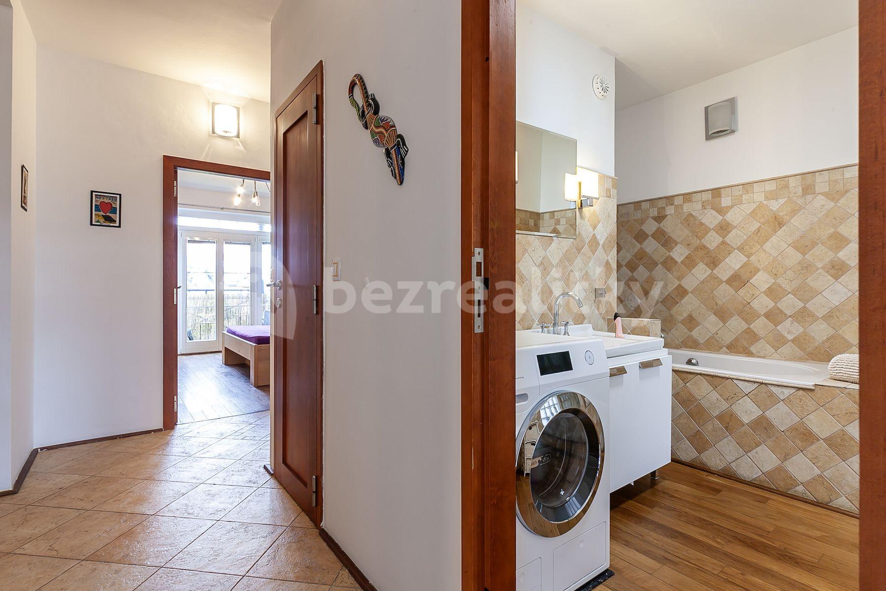 3 bedroom with open-plan kitchen flat for sale, 120 m², Na Suchých, Vestec, Středočeský Region