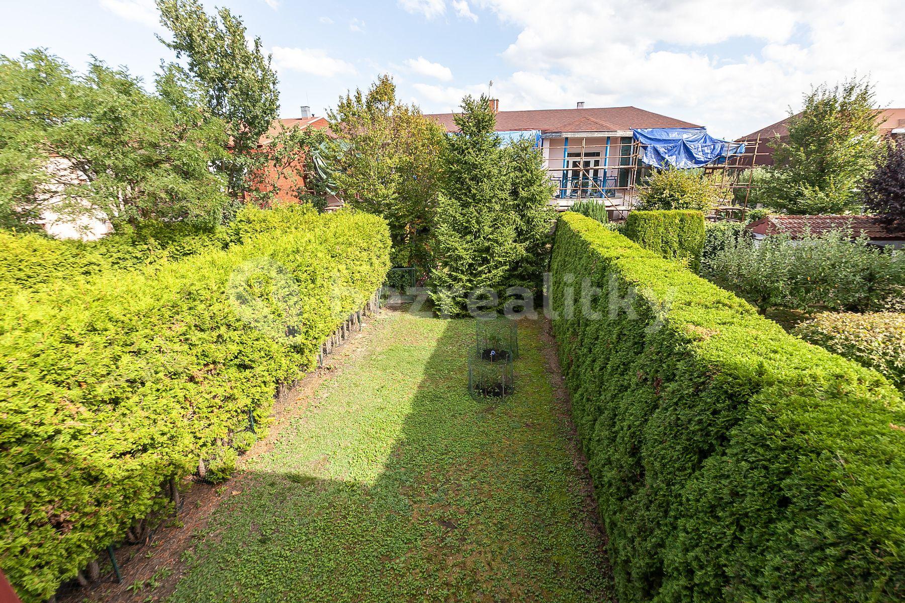 3 bedroom with open-plan kitchen flat for sale, 120 m², Na Suchých, Vestec, Středočeský Region