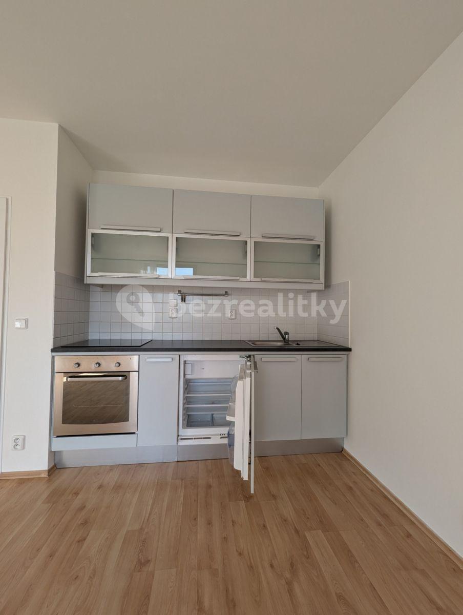 Studio flat to rent, 30 m², Za Mlýnem, Hostivice, Středočeský Region