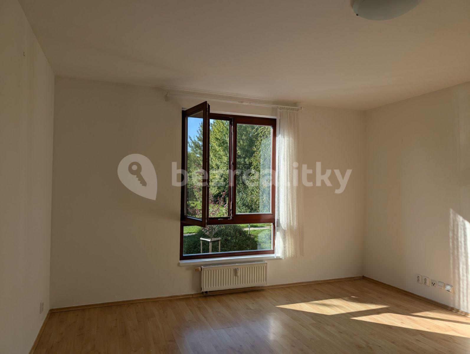 Studio flat to rent, 30 m², Za Mlýnem, Hostivice, Středočeský Region