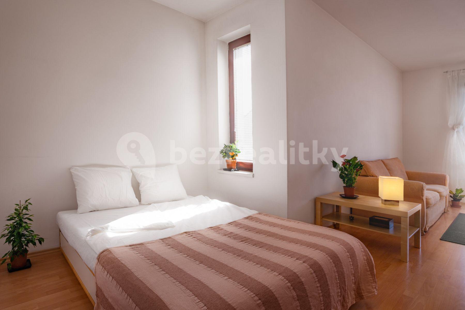 Studio flat to rent, 33 m², Kozácká, Prague, Prague