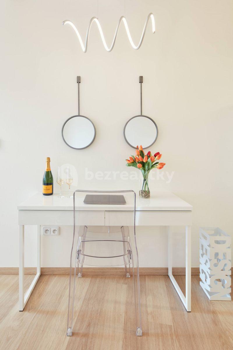 2 bedroom with open-plan kitchen flat to rent, 75 m², Karlova, Prague, Prague