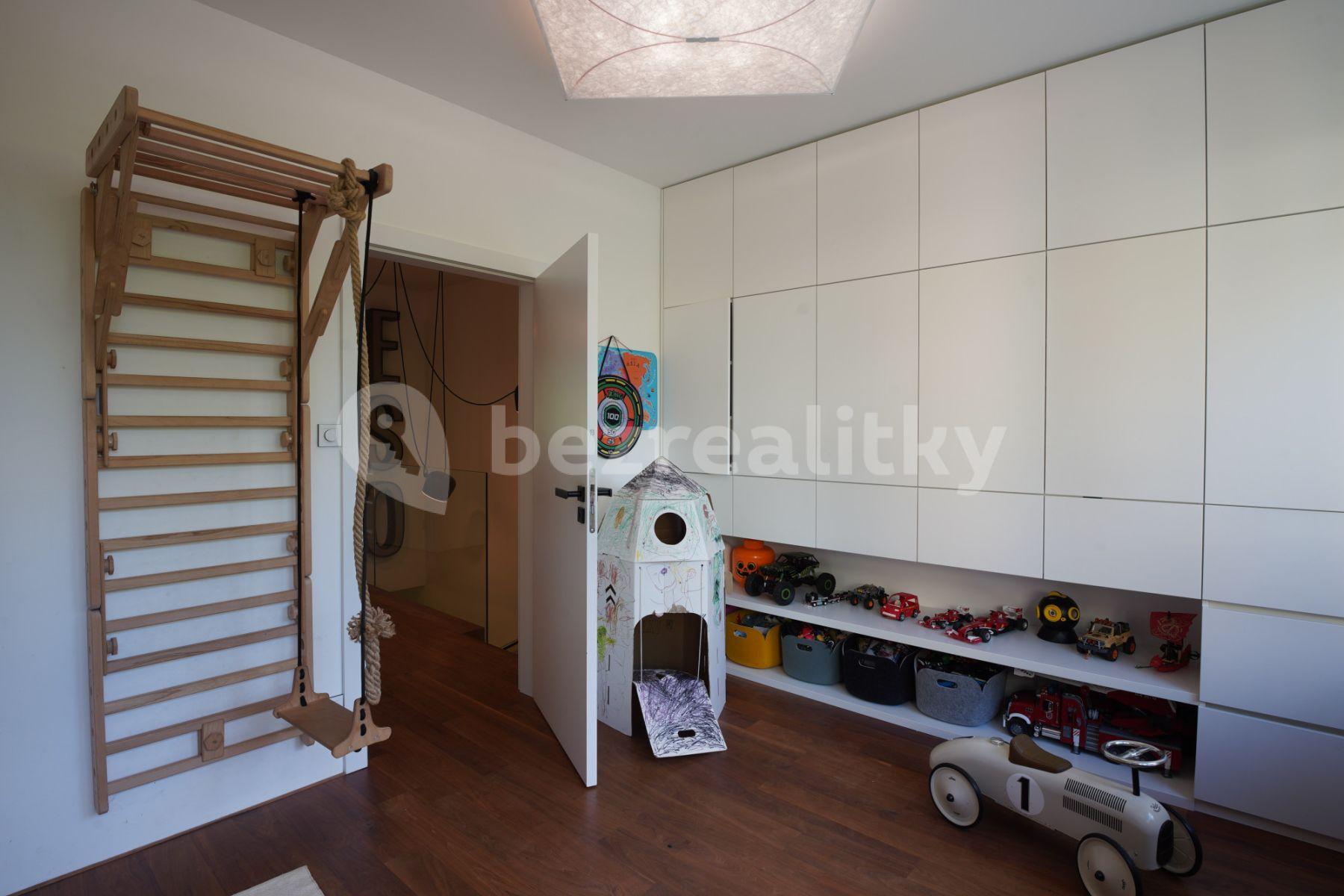 4 bedroom flat to rent, 110 m², Kováříkova, Prague, Prague