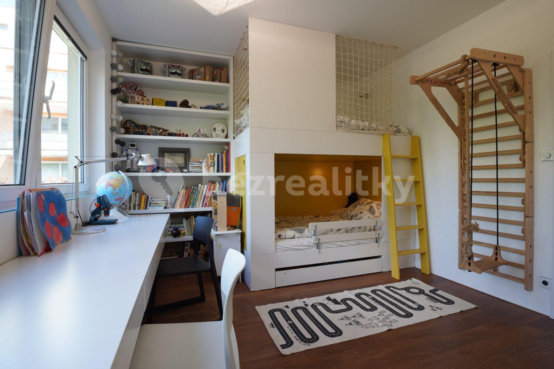 4 bedroom flat to rent, 110 m², Kováříkova, Prague, Prague