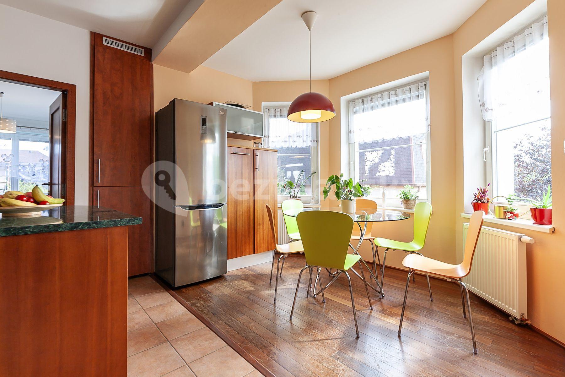 3 bedroom with open-plan kitchen flat for sale, 120 m², Na Suchých, Vestec, Středočeský Region