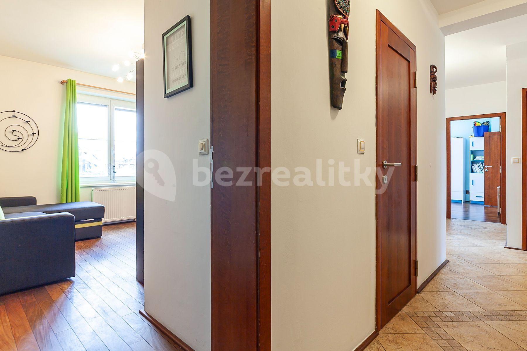 3 bedroom with open-plan kitchen flat for sale, 120 m², Na Suchých, Vestec, Středočeský Region