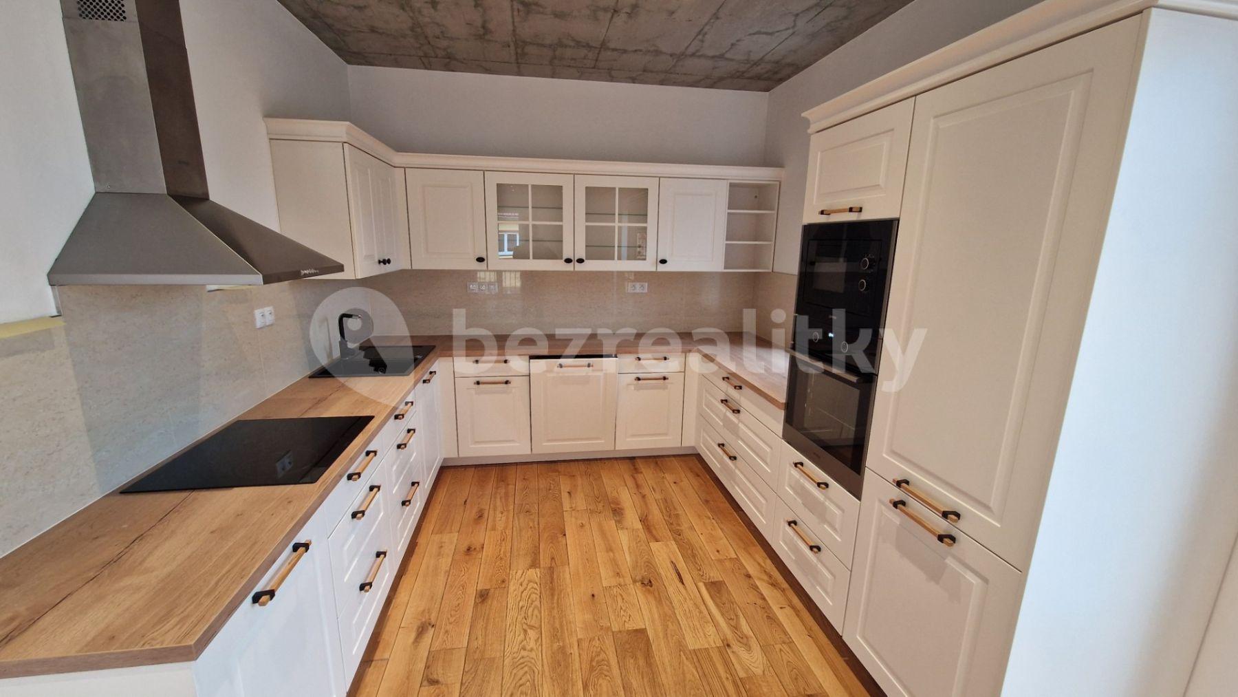 2 bedroom with open-plan kitchen flat to rent, 77 m², nám. Míru, Březová, Karlovarský Region