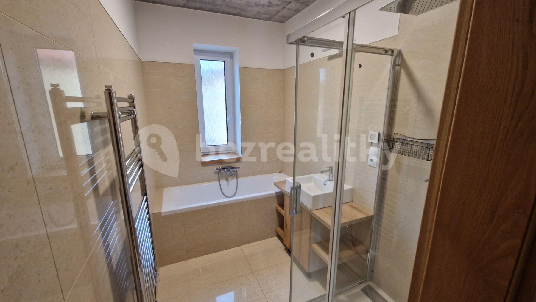 2 bedroom with open-plan kitchen flat to rent, 77 m², nám. Míru, Březová, Karlovarský Region