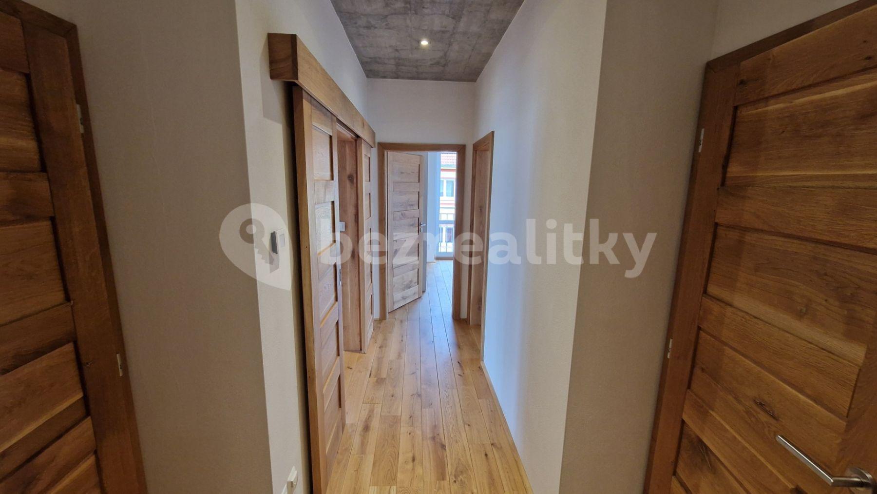 2 bedroom with open-plan kitchen flat to rent, 77 m², nám. Míru, Březová, Karlovarský Region