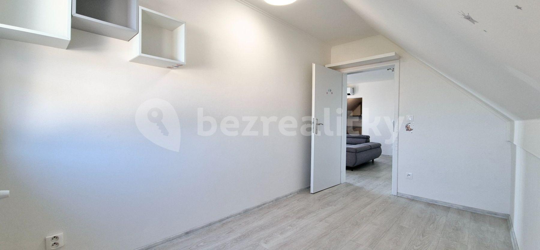 2 bedroom with open-plan kitchen flat to rent, 69 m², Kubišova, Nehvizdy, Středočeský Region