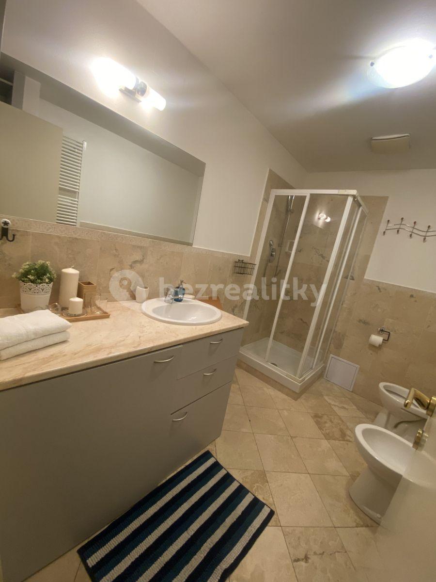 Studio flat to rent, 35 m², Legerova, Prague, Prague