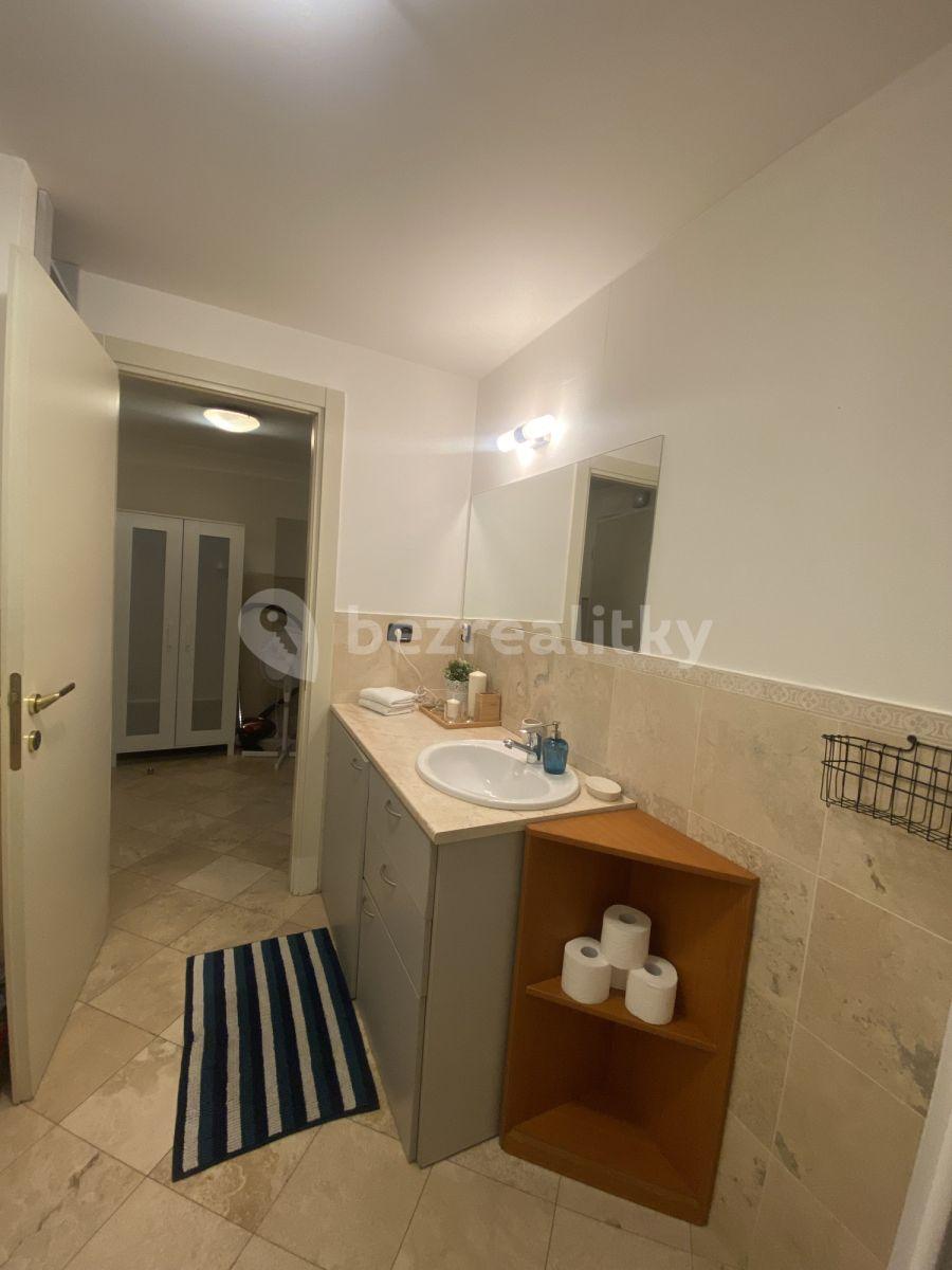 Studio flat to rent, 35 m², Legerova, Prague, Prague