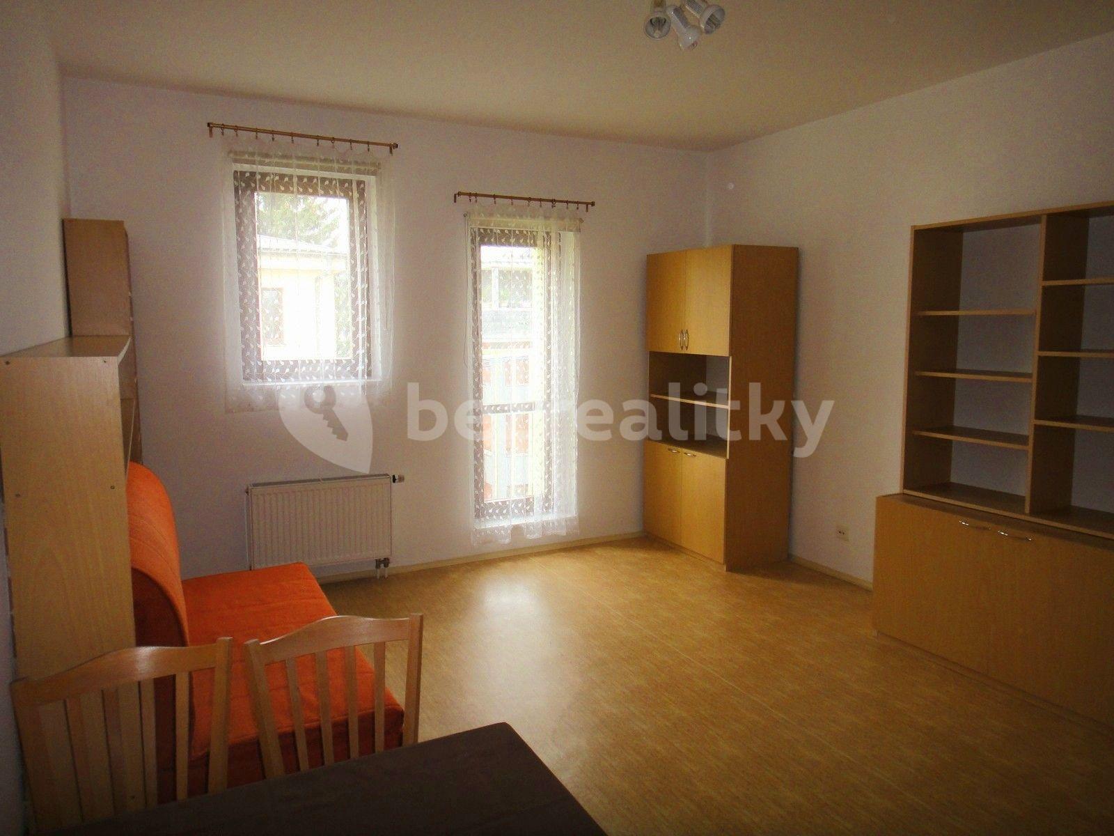 Studio flat to rent, 30 m², Školská, Hostivice, Středočeský Region