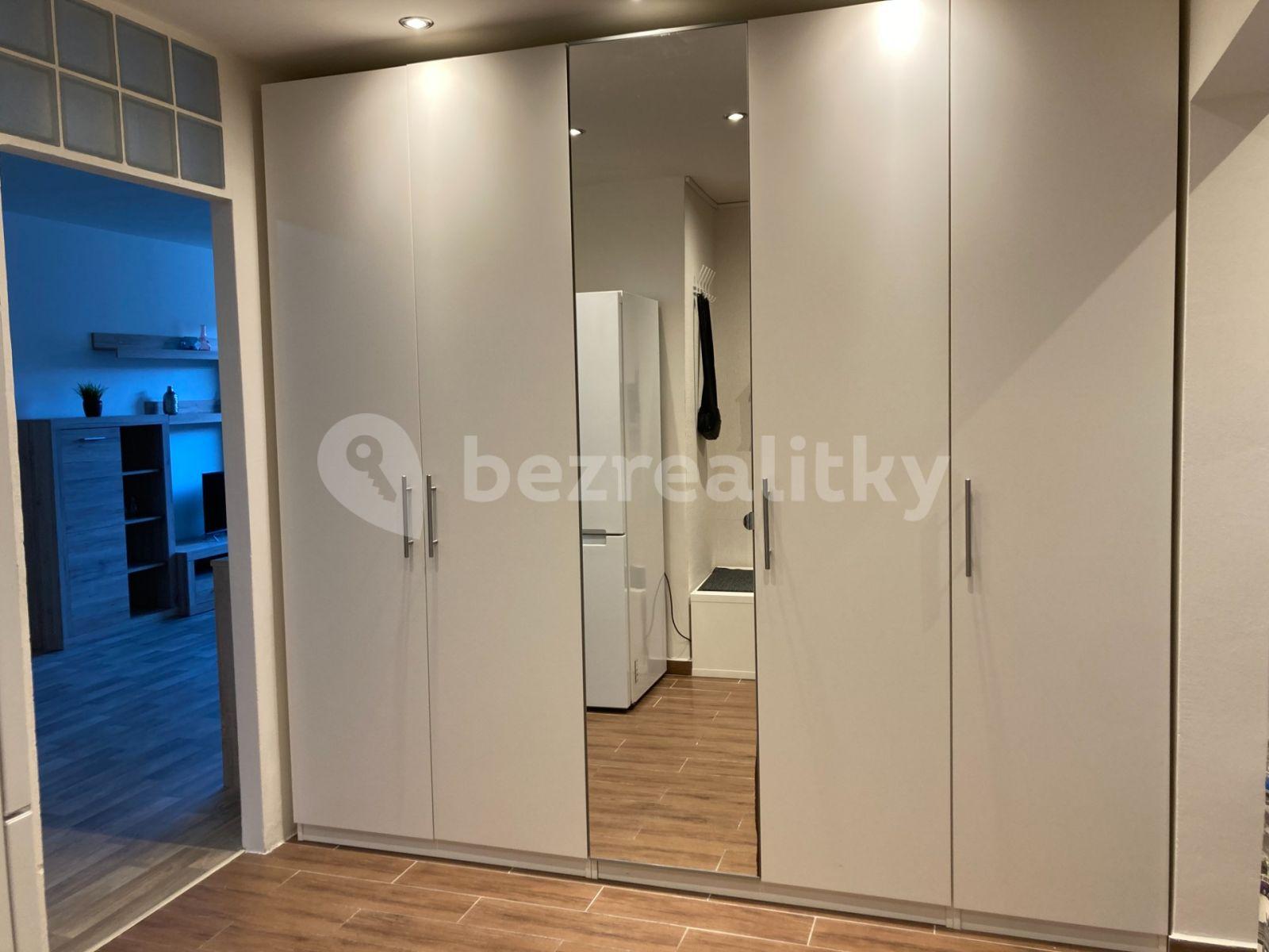 2 bedroom with open-plan kitchen flat to rent, 66 m², Kukelská, Prague, Prague