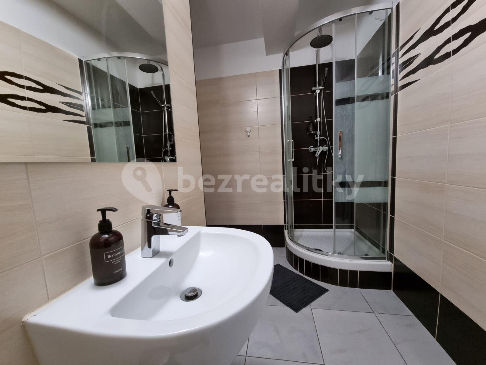 4 bedroom flat to rent, 190 m², Křižíkova a, Prague, Prague