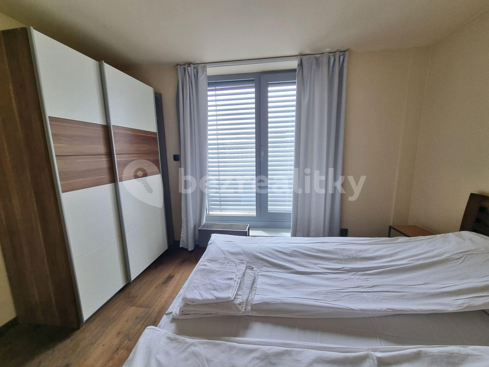 4 bedroom flat to rent, 190 m², Křižíkova a, Prague, Prague