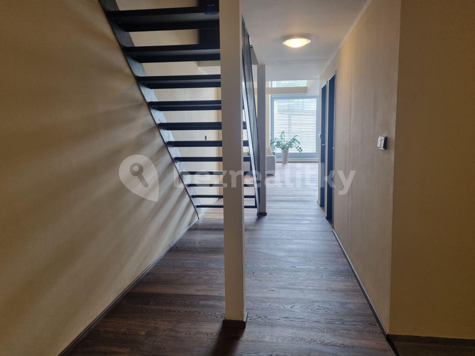 4 bedroom flat to rent, 190 m², Křižíkova a, Prague, Prague