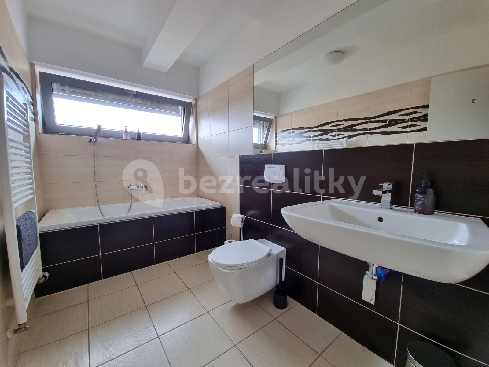 4 bedroom flat to rent, 190 m², Křižíkova a, Prague, Prague